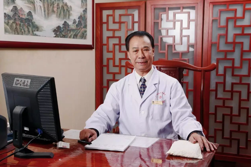 岭南名中医 | 他是全国名中医 师从霍元甲儿子得过武术冠军 后学医半子承祖业 创办过药厂成为行业领导者
