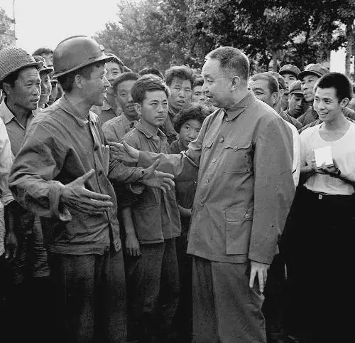 华国锋去留大会上，叶帅落泪求情，陈云一口回绝：劝华要有自知之明