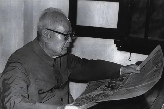 华国锋去留大会上，叶帅落泪求情，陈云一口回绝：劝华要有自知之明