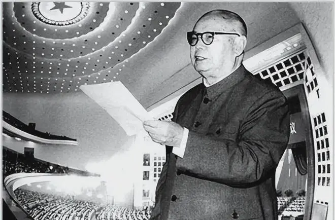 华国锋去留大会上，叶帅落泪求情，陈云一口回绝：劝华要有自知之明