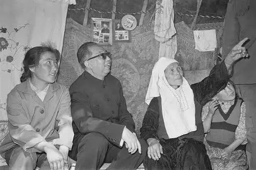 华国锋去留大会上，叶帅落泪求情，陈云一口回绝：劝华要有自知之明